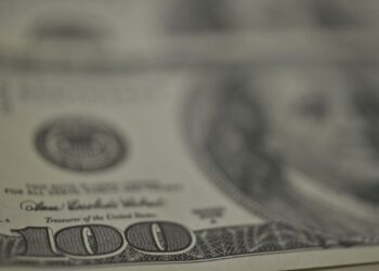 Dólar recua, bolsa cai e petróleo dispara com tensão no Oriente Médio