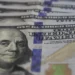 Dólar cai ao menor valor desde junho com alta do petróleo
