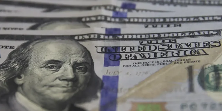Dólar cai para R$ 5,07, no menor nível em um mês
