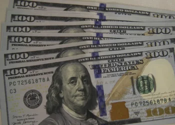 Dólar cai para R$ 5,08, e bolsa recua pela quarta vez consecutiva