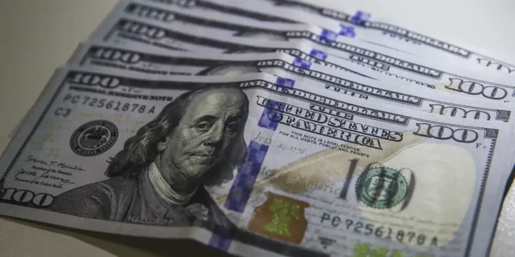 Dólar cai ao menor nível em três semanas; bolsa sobe 1,22%