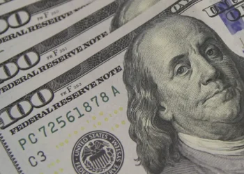Dólar encosta em R$ 5,10 com tarifaço e tensão global
