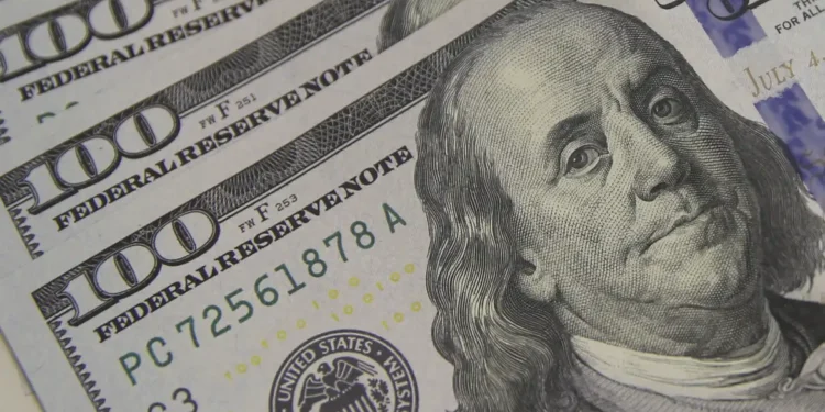Dólar encosta em R$ 5,10 com tarifaço e tensão global