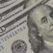 Dólar encosta em R$ 5,10 com tarifaço e tensão global