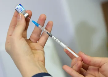 Vacina contra VSR em idosos reduz internações em 75%