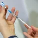 Vacina contra VSR em idosos reduz internações em 75%