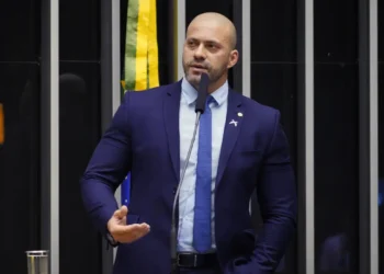 Moraes dá 48h para Daniel Silveira explicar publicação de vídeo no X
