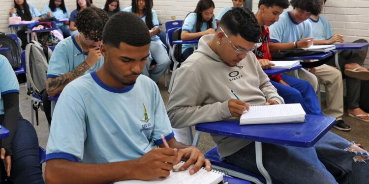 Pé-de-Meia: nascidos em novembro e dezembro recebem parcela de R$ 200