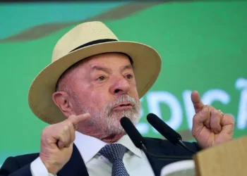 Atitude irresponsável, diz Lula após revogação de visto de embaixadora