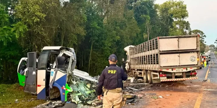 Acidente entre ônibus e caminhão mata 23 pessoas em estrada no Paraná