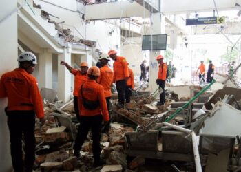 Indonésia: número de mortos no terremoto chega a 100