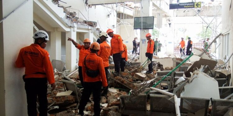 Indonésia: número de mortos no terremoto chega a 100