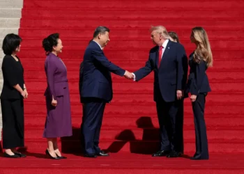 O Exército brasileiro coordenou, entre os dias 21 e 25 de setembro, a oitava edição do evento Guardião Cibernético às vésperas da eleição presidencial. A ação veio em meio aos alertas, tanto de especialistas, quando da Agência Brasileira de Inteligência (Abin), para possíveis interferências estrangeiras no pleito brasileiro.  O evento do Exército reuniu 1,3 mil participantes em Brasília e outras seis capitais do país, como São Paulo, Recife, Curitiba e Manaus. A simulação contou com cerca de 300 organizações e representantes de 14 países.  Classificado como “um dos mais abrangentes treinamentos de defesa cibernética do Hemisfério Sul”, o encontro simulou ameaças digitais com objetivo de treinar a cooperação entre instituições públicas e privadas para casos de ataques cibernéticos que possam afetar serviços essenciais à população.  “Durante o exercício, foram reproduzidos cenários de ataques cibernéticos complexos e coordenados, permitindo testar procedimentos, aperfeiçoar planos de contingência e identificar soluções para ampliar a resiliência nacional”, afirmou o Exército, em nota.  A iniciativa reuniu, além das Forças Armadas, órgãos governamentais, entidades reguladoras e operadores de infraestruturas críticas dos setores de energia, abastecimento de água, telecomunicações, finanças, entre outros.  Riscos de ciberataques Na semana passada, um relatório da Abin divulgado pela Folha de São Paulo, e confirmado pela TV Brasil, alertou para risco de influência ou interferência dos Estados Unidos (EUA) nas eleições brasileiras de 2026.  Elaborado em agosto deste ano, o documento classifica a possibilidade de interferência externa com um “nível de criticidade” e contextualiza o problema dizendo que “a reafirmação da hegemonia dos EUA na América Latina” é prioridade do segundo governo do presidente norte-americano Donald Trump.  Analistas consultados pela Agência Brasil têm alertado para o risco de ação cibernética dos EUA ou de bigtechs com objetivo de influenciar as eleições gerais de outubro, o que poderia desestabilizar sistemas informáticos e computacionais.  No dia 12 de agosto, a Casa Branca publicou memorando prevendo parceria com empresas privadas para ações que envolvem “acesso a tais sistemas de informação sem autorização do proprietário ou operador ou excedendo o acesso autorizado”.  Nesta semana, a Austrália denunciou uma invasão em site com estatísticas de saúde pública do país pela Open IA, dona do ChatGPT, uma das principais companhias de Inteligência Artificial do mundo.