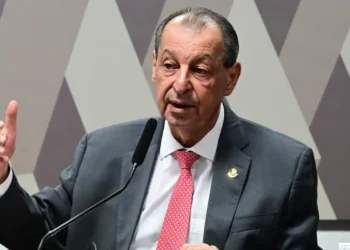 Relator da CCJ rejeita emendas da oposição que buscavam manter 6×1