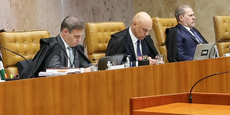 Moraes acusa Mendonça de querer incluir seu nome em delação de Vorcaro