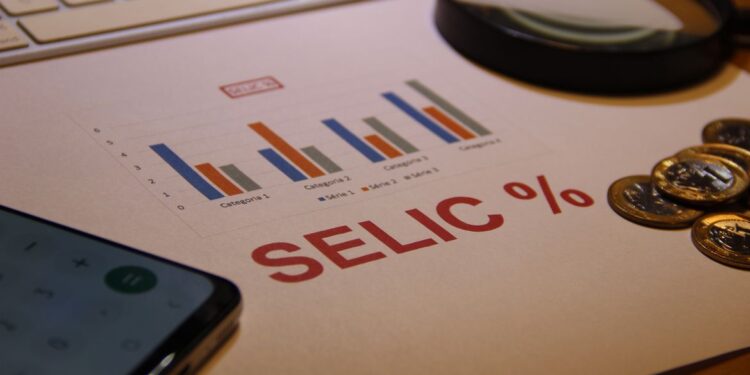 Mercado reduz projeção da Selic para 13,50%