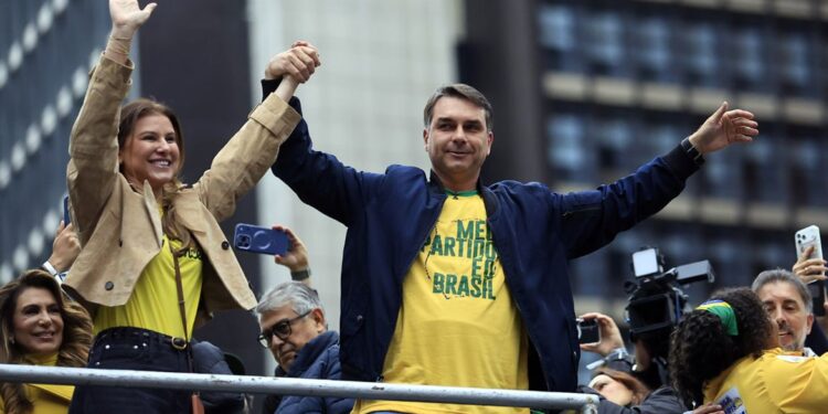 Flávio Bolsonaro propõe enxugar Estado e endurecer ações de segurança