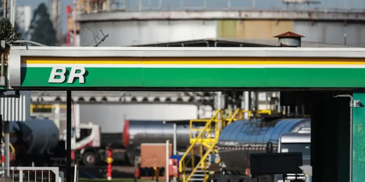 Petrobras aumenta diesel, mas subsídio mantém valor final; entenda