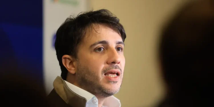 Renan propõe cortes na Previdência e alterar pisos da saúde e educação