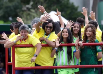 Desfile de 7 de Setembro homenageia pioneiras do futebol feminino