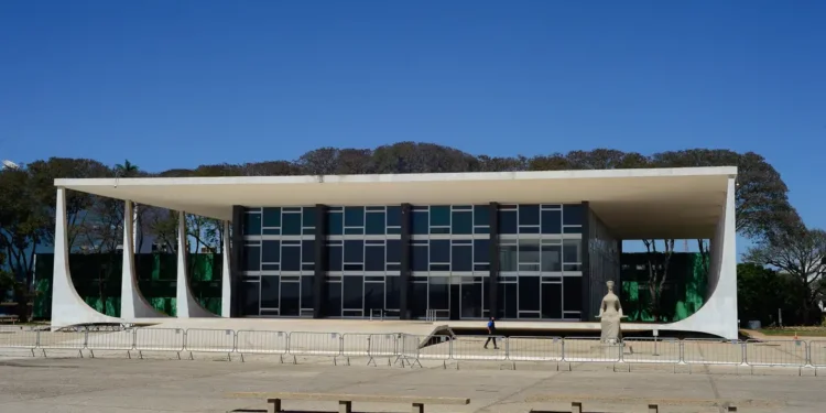 Fachin cobra manifestação da PGR sobre casos do INSS e Master