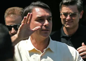 Aliados de Flávio Bolsonaro convocam militância para fiscalizar urnas no 2º’ turno