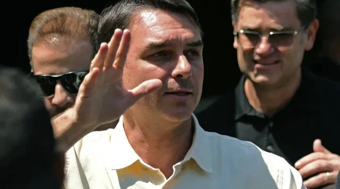 Aliados de Flávio Bolsonaro convocam militância para fiscalizar urnas no 2º’ turno