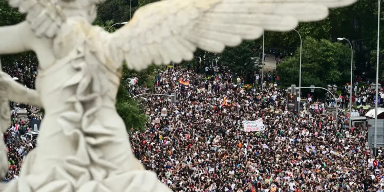 Habitação: Espanha antecipa eleições; sindicatos chamam à greve geral