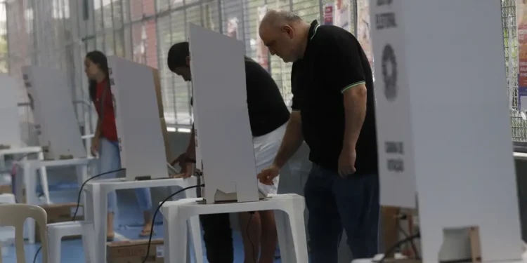 Idosos votam primeiro: conheça outros eleitores com prioridade