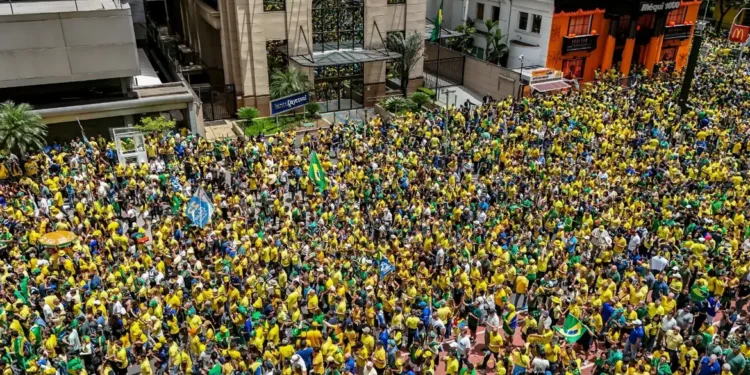 Campanha de Flávio Bolsonaro realiza manifestação na Paulista