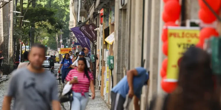 Fim da escala 6×1 traz esperança de mais tempo para família e saúde