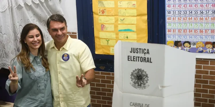 Ao votar no Rio de Janeiro, Flávio diz que representa a mudança